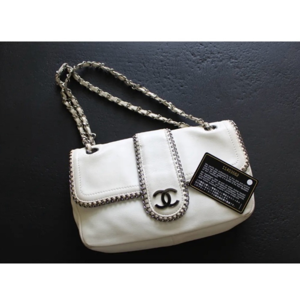 Chanel White Leather Shoulder Bag with Chain Strap